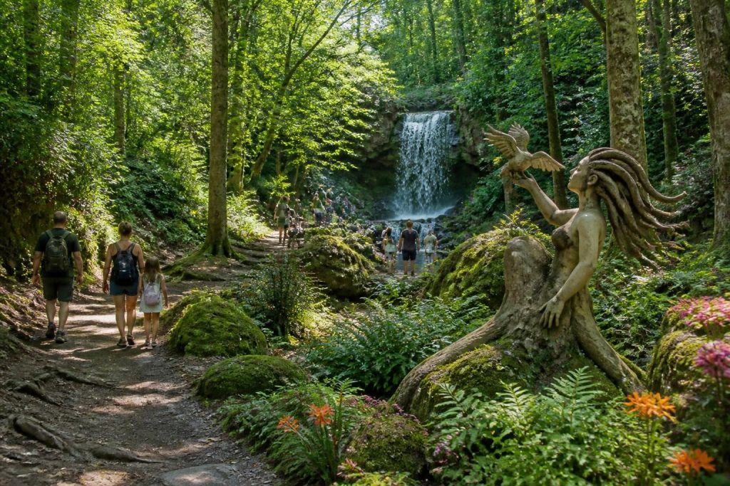 explorez le parc du creux de l'enfer et vivez une aventure inoubliable au cœur d'un lieu riche en secrets et en merveilles naturelles.