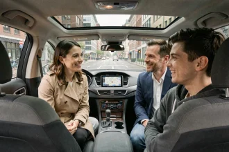 Trois covoitureurs en conversation dans une voiture lors d'un trajet quotidien en ville