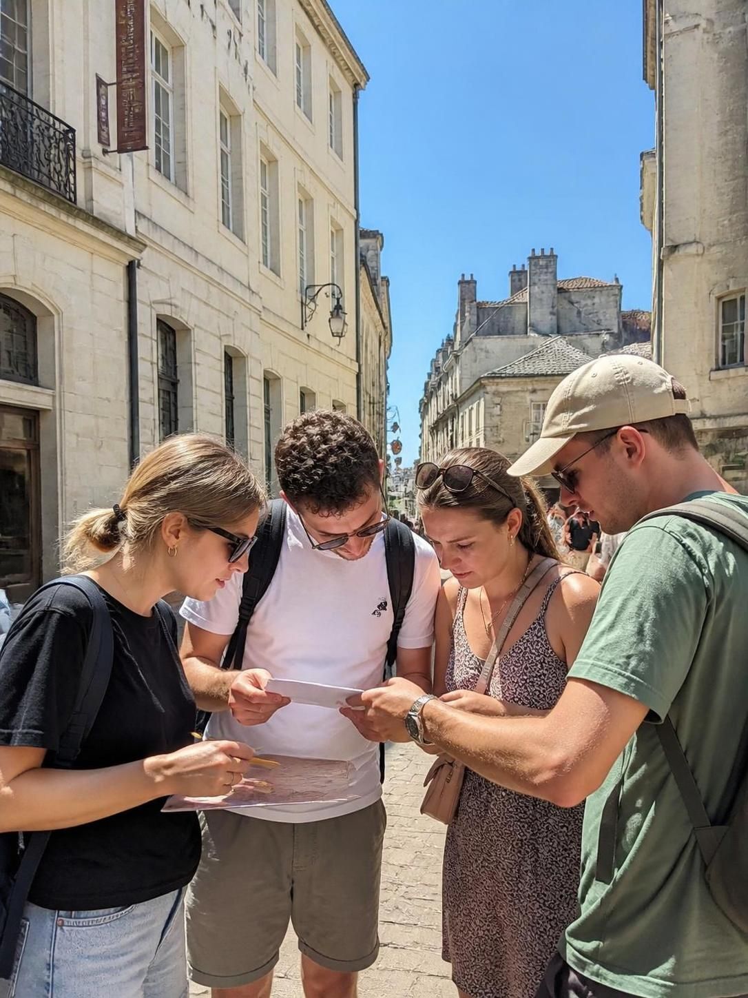 Découvrez les meilleurs escape games extérieurs en France, similaires à Hunting Town, pour vivre des aventures immersives en plein air et tester votre esprit d'équipe.
